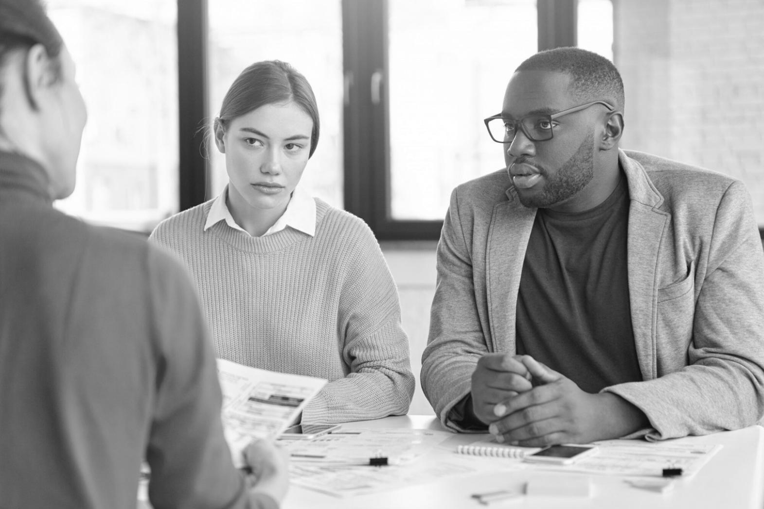 Équipe de conseillers numelkejincirbeexi travaillant sur des stratégies budgétaires personnalisées pour entrepreneurs