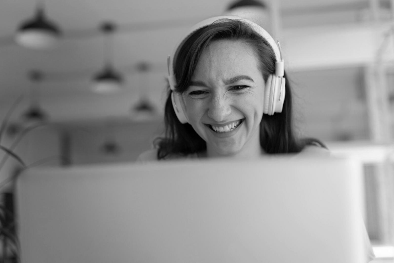 Entrepreneur utilisant des outils de gestion budgétaire sur tablette